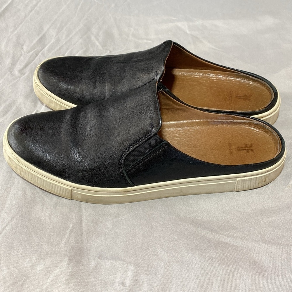 Frye Woman’s Slip On Black Leather Mule Shoe With Rubber Soles, Size 7.